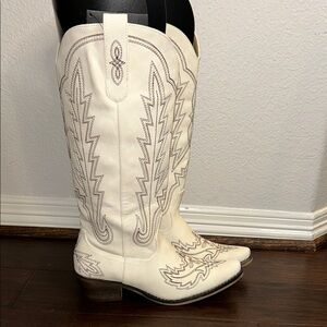 Women's Embroidered Western Boots